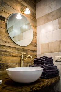 切尔诺莫斯克Rosemarino Country House的浴室配有盥洗盆、镜子和毛巾