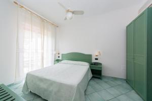 马奥莱拉日斯登兹艾公寓酒店的一间卧室配有一张床和一个绿色的橱柜