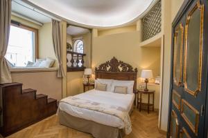 罗马山上天主圣三教堂皇家套房旅馆的一间带大床和楼梯的卧室