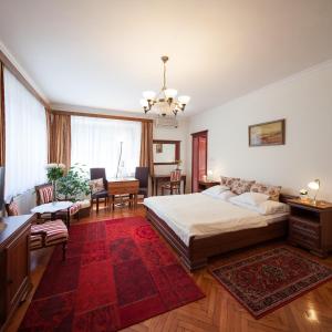 索普隆塞西尔别墅的一间卧室设有一张床和一间客厅。