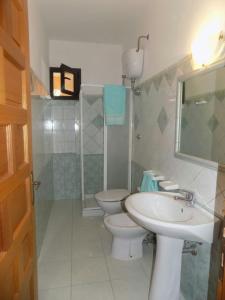 吉拉索莱Appartamenti Alessio的一间带水槽、卫生间和镜子的浴室