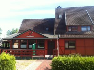 普雷罗ton Timmermanns Hus的一间棕色屋顶的红色房子