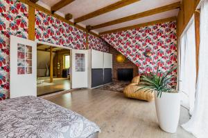 ValgerannaVilla Bach的卧室配有红色花卉壁纸和盆栽植物