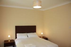 戈尔韦德索塔家庭旅馆的一间卧室配有一张带2个床头柜的大床