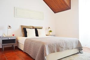 里斯本Belém Apartment的白色卧室配有床和桌子