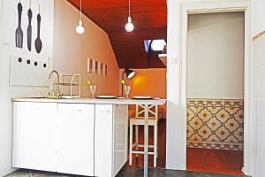 里斯本Belém Apartment的厨房配有水槽和台面