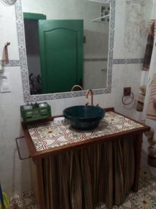 埃尔博斯克Casa Rural Majaceite的一间带水槽和镜子的浴室