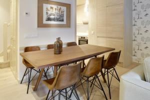 巴奎伊拉-贝莱特Val de Ruda Luxe 50 by FeelFree Rentals的一间带木桌和椅子的用餐室