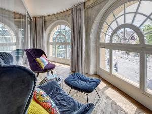 卢塞恩卢塞恩安克尔酒店的客厅配有椅子和大窗户