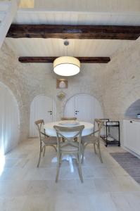 阿尔贝罗贝洛Suite Curcuma的一间配备有白色桌椅的用餐室