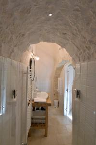 阿尔贝罗贝洛Suite Curcuma的一间带水槽和卫生间的浴室
