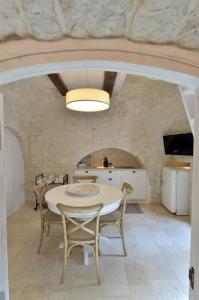 阿尔贝罗贝洛Suite Curcuma的厨房以及带桌椅的用餐室。
