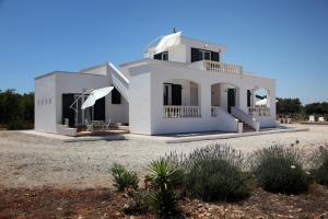 纳尔多Villa Giulia & Gaia - Guest House的沙漠中的一个白色房子