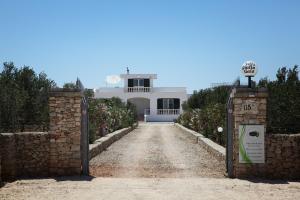 纳尔多Villa Giulia & Gaia - Guest House的通往带门的白色房子的车道