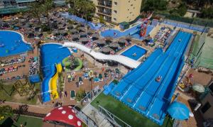 罗列特海岸Hotel Rosamar Garden Resort 4*的水上公园空中景观及水滑梯