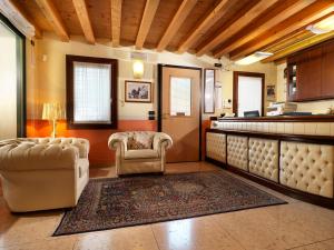 坎波桑皮耶罗罗马酒店公寓的大房间,设有酒吧,配有两把椅子