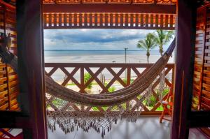图托亚Pousada Jagatá的海滩景客房中的吊床