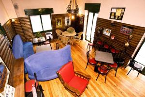 克卢索内德拉波斯塔民宿的享有带椅子和桌子的客厅的顶部景色。
