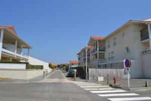 比斯卡罗斯海滩Residence Oceanis的一条空的街道,有建筑物和红色消防栓