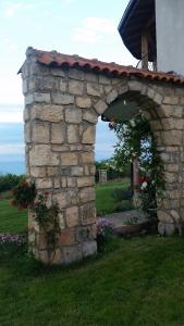 托波拉莫尔斯基布里斯度假屋的庭院中带拱门的石墙