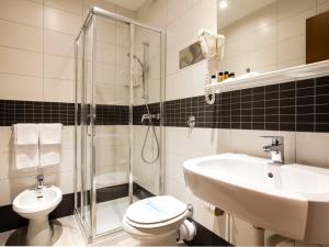 博洛尼亚阿索托丽亚酒店的浴室配有卫生间、盥洗盆和淋浴。