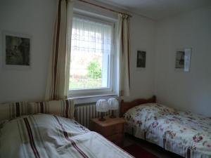 PolleFerienwohnung Kehmeier的一间卧室设有两张床和窗户。