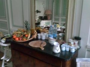 伊薇特河畔比尔圣母城堡的一张桌子,上面放着一碗水果和镜子