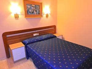 卡里拉博纳维斯塔旅馆的一间卧室配有一张带蓝色棉被的床