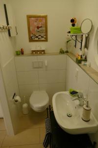 孔茨Apartment Am Markt 13的浴室配有白色卫生间和盥洗盆。