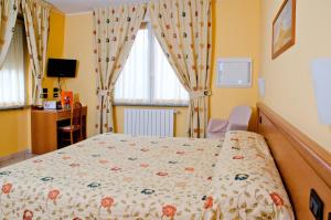 比耶拉阿加塔酒店的一间卧室配有一张床、一张书桌和一个窗户。