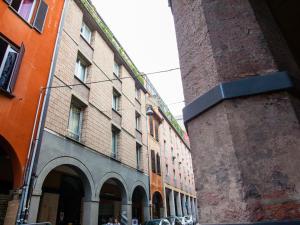 博洛尼亚Appartamenti Astoria的城市街道上的一群建筑