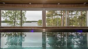 LuumäkiHotelli Salpa的湖景别墅 - 带游泳池