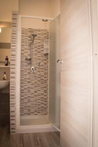 阿尔盖罗Rocca Pinta Guest House的带淋浴的浴室,带玻璃门