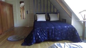 朗迪夫利耶Chambre d'Hotes Les Hortensias的一张蓝色床罩