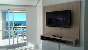 弗洛里亚诺波利斯Brava Apart Hotel的客厅设有壁挂式平面电视。
