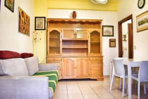 切塞纳蒂科Bilocale Valverde的带沙发和木制胡子的客厅