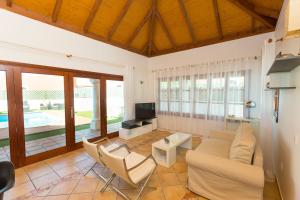 科拉雷侯Villa Corralejo Beach的客厅配有沙发、椅子和电视