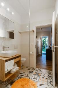 奥帕提亚Apartments Lanča的一间带水槽和镜子的浴室
