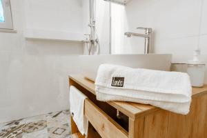 奥帕提亚Apartments Lanča的浴室配有白色浴缸和水槽