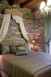 卡拉内拉米纳尔斯佳度假酒店的一间卧室配有一张石墙床