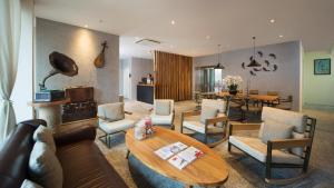 新加坡Hotel Clover 769 North Bridge Road的客厅配有沙发和桌椅