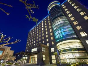 恒春古城垦丁怡湾渡假酒店的一座高大的建筑,晚上有玻璃幕墙