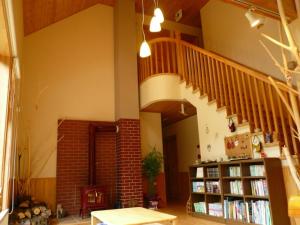 弟子屈町斯帕鲁弟子屈町酒店的一间设有楼梯的房间和书架