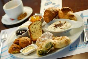科斯镇科斯阿克缇斯艺术酒店的盘子,带糕点和咖啡的食品