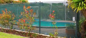 Wairoa维斯塔汽车旅馆的院子中游泳池周围的围栏