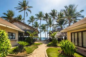 长滩岛乐万廷长滩岛酒店的棕榈树和大海的度假村