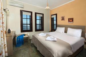费索斯阿格南提公寓酒店的卧室配有一张床、一张书桌和窗户。