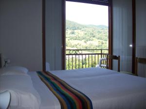 圣费德勒·因特尔维因特尔维峡谷酒店的一间卧室设有一张床和一个大窗户
