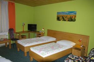 拉贝河畔乌斯季彭逊杜尔旅馆的酒店客房配有两张床和一张书桌