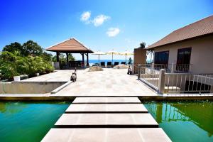 查汶暹罗日出海景酒店的海边带游泳池的房子